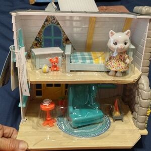Sunflower Country Cottage Charming Playhouse w/Cat Figure&17 Accessories NEW
